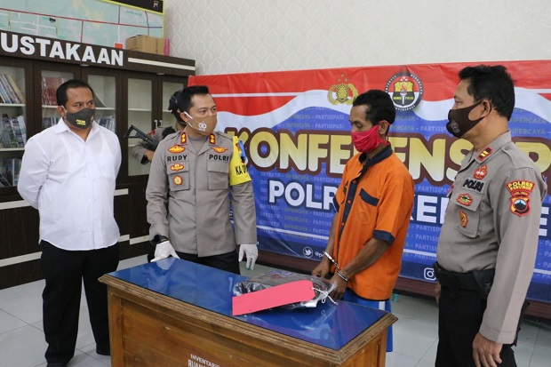 Rebutan Ponsel untuk...