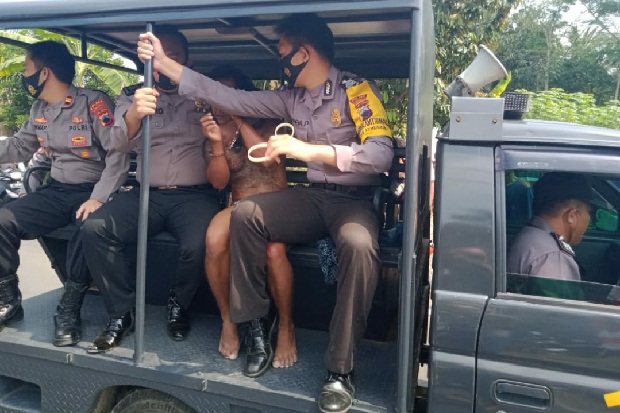 Wuih Heroik, Warga Tabrak...