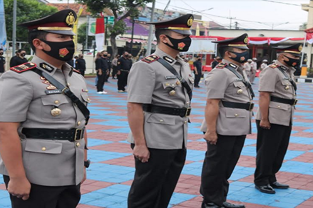 Dua Posisi di Lingkungan...