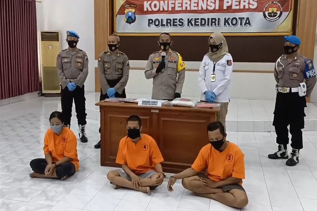 Pasutri Sediakan Jasa...