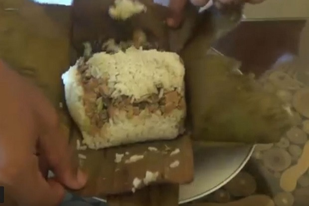 Menikmati Nasi Meteng...