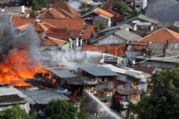 Rumah Terbakar, Ratusan...