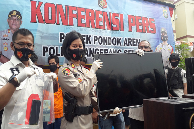 Berbekal Informasi dari...