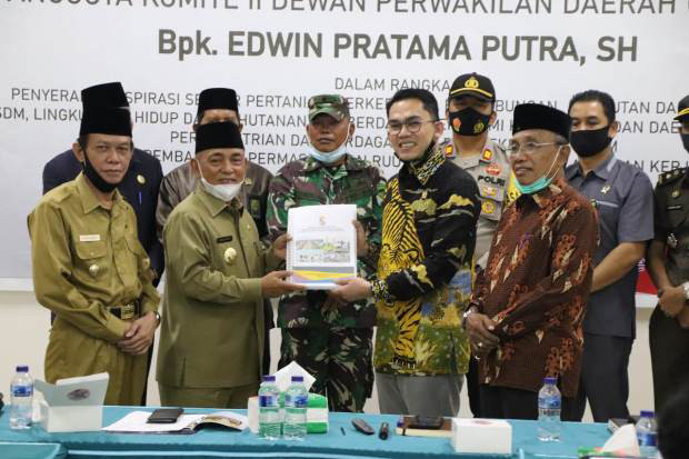Bupati Harris Terima...