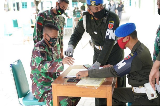 Puluhan Anggota TNI...