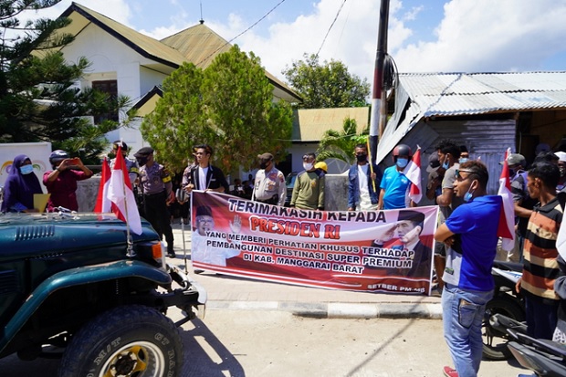 Masyarakat Mabar Dukung...