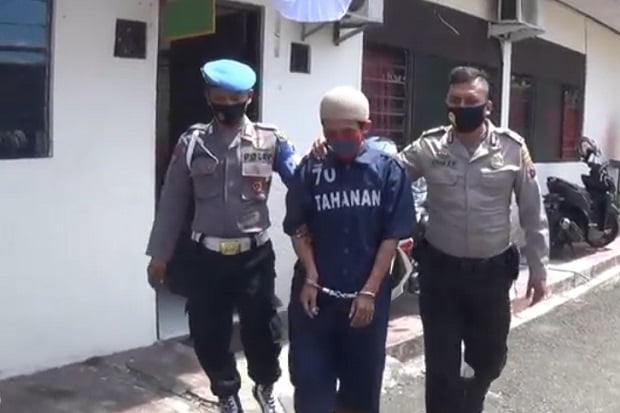 Pemulung Mencuri di...