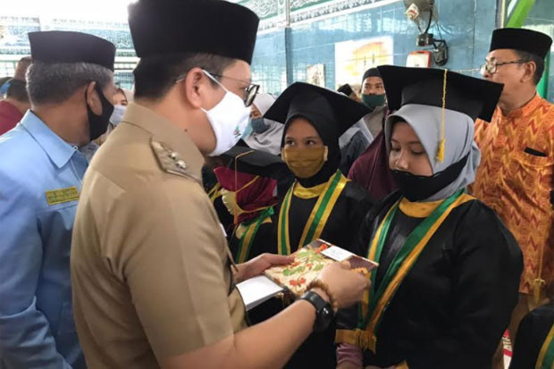 Wisuda Ratusan Santri...