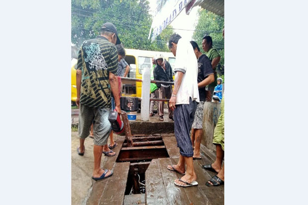 Becak Terseret Arus...