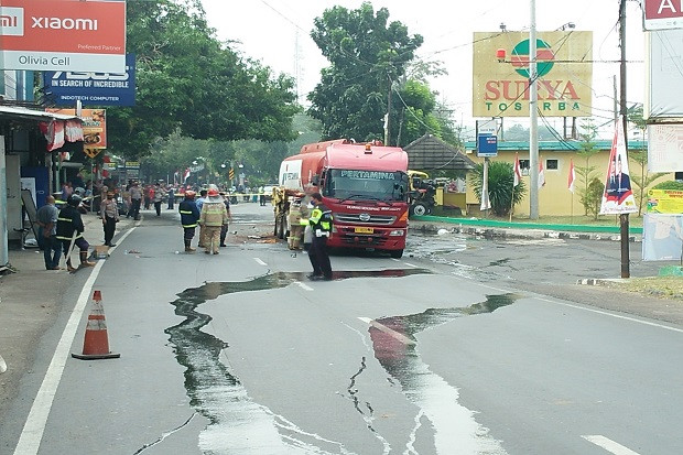 Dihantam Truk, Mobil...