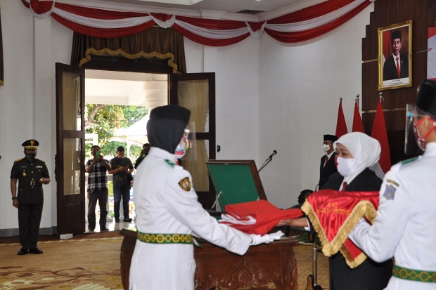 Gubernur Khofifah Kukuhkan...