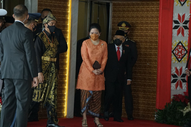 Kenakan Kebaya Oranye,...