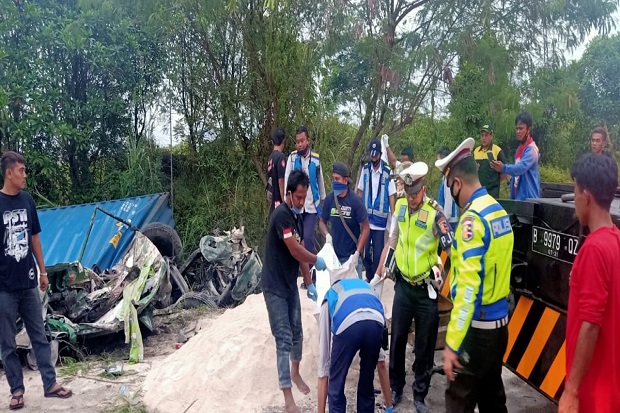 3 Kendaraan Besar Tabrakan,...