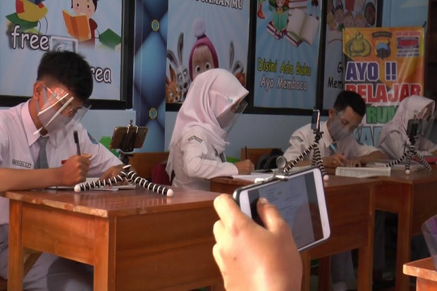 Susah Sinyal, Pelajar...