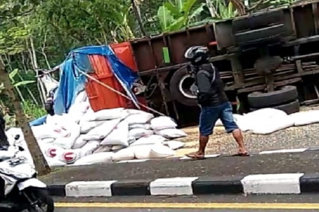 Roda Pecah, Truk Tabrak...