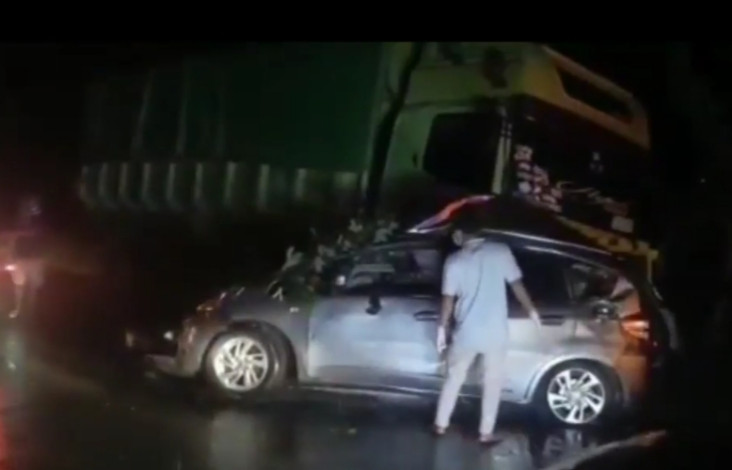 Mobilnya Tabrak Fuso,...