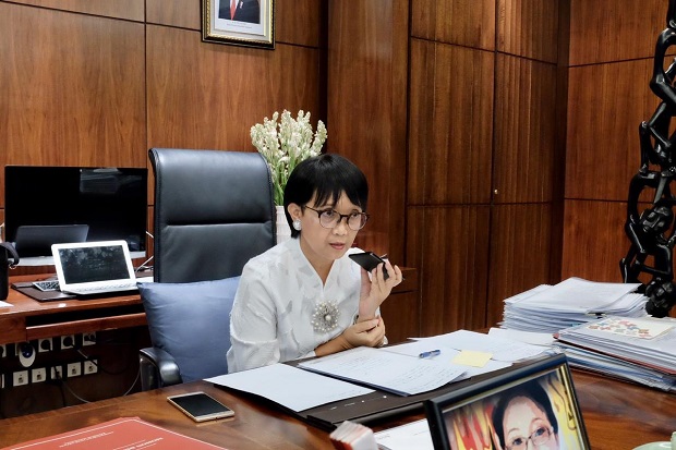 Lewat Telepon, Menlu...