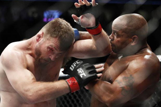 Miocic Pertahankan Kelas...