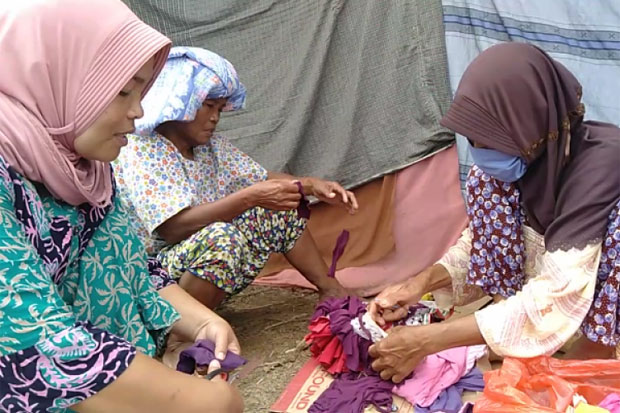 Ibu-ibu Pengungsi Lutra...