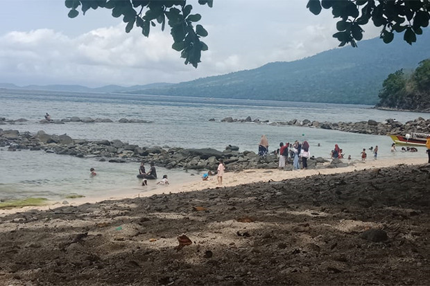 Menikmati Pantai Benteng...