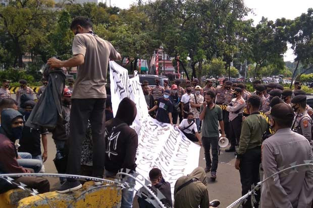 Demo Istana Negara,...