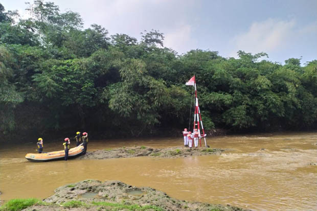 Pengibaran Bendera Merah...