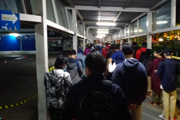 Penumpang Comuter Line...