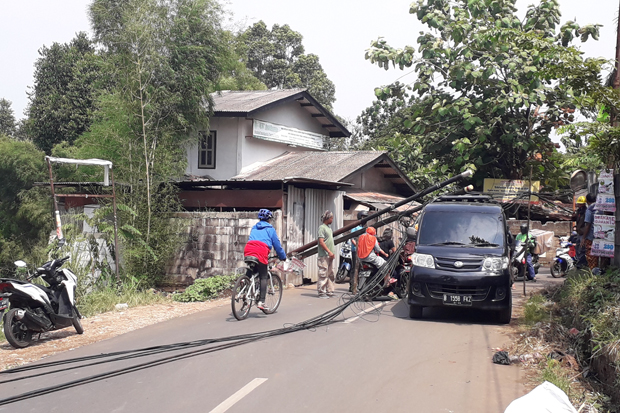 Dua Tiang Telepon Roboh...