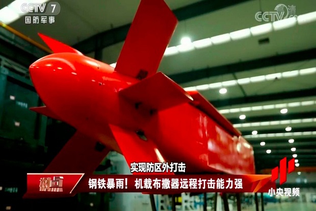 China Pamer Rudal Hibrida,...