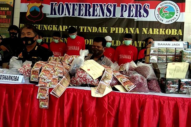 Awas, Pengedar Ganja...