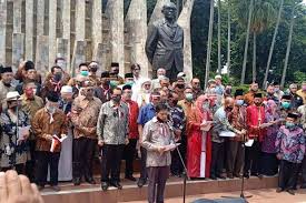 Selain Pembajakan, Rapat...