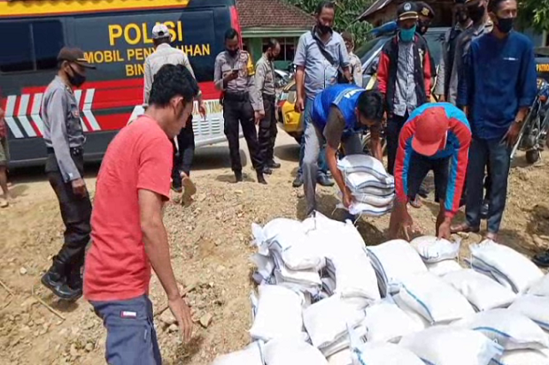 Polres Tanggamus Salurkan...