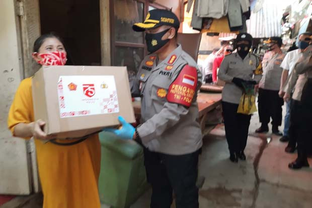 Mabes Polri Salurkan...