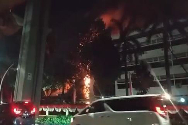 Banyak Warga Tonton...