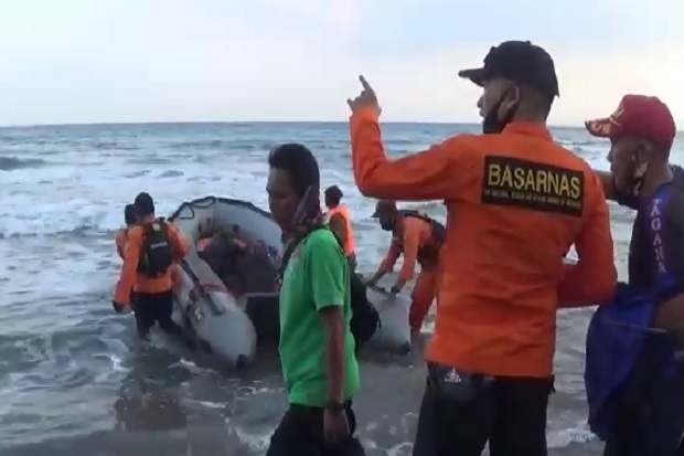 2 Pemuda Hilang Terseret...