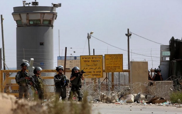 Tiga Tahanan Palestina...