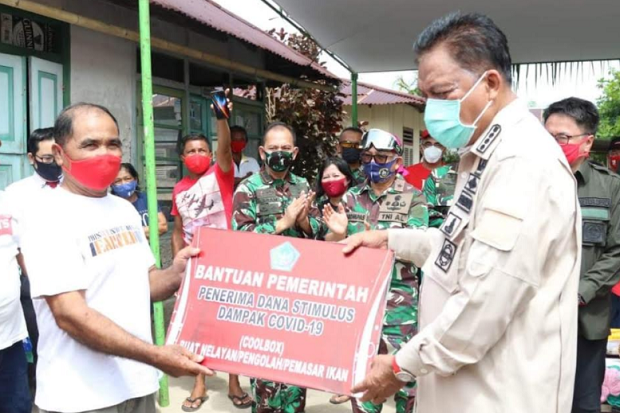 Gubernur Sulut Serahkan...