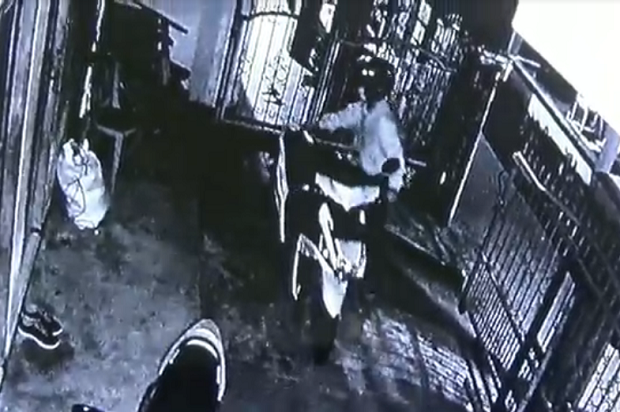Terekam CCTV, Pelaku...
