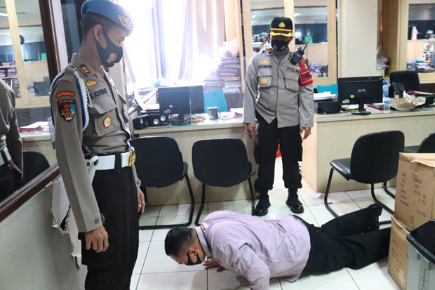 Bertugas Tidak Pakai...