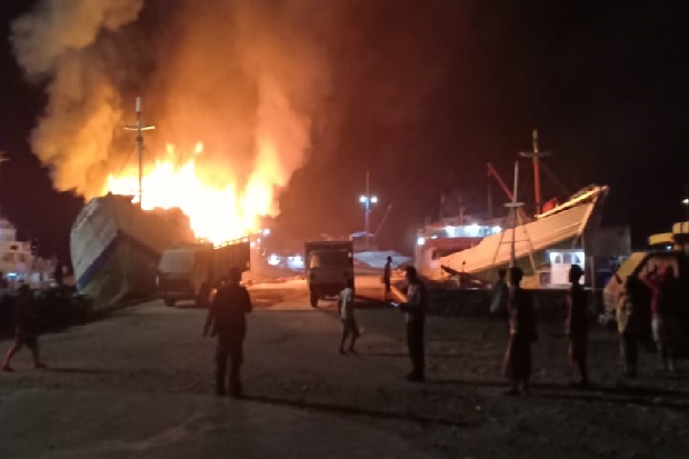 Kapal KLM Arawali Bermuatan...