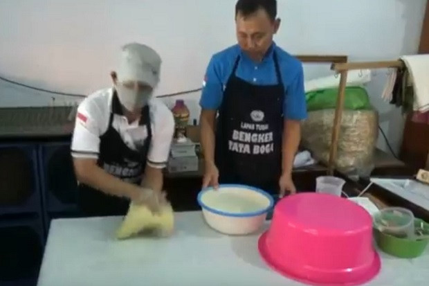 Lezatnya, Donat Produksi...