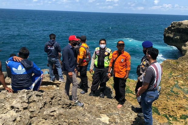 Digulung Ombak Pantai...