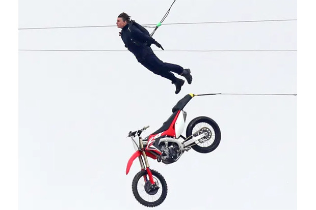 Tom Cruise Tantang Maut,...