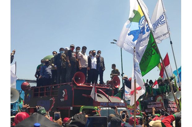 Bubarkan Diri, Aksi...