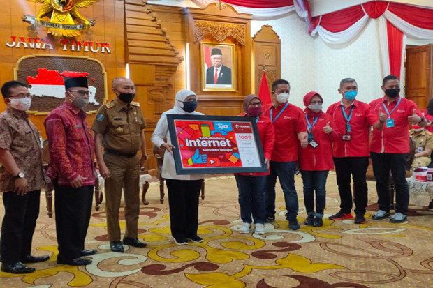 Telkomsel Salurkan Bantuan...