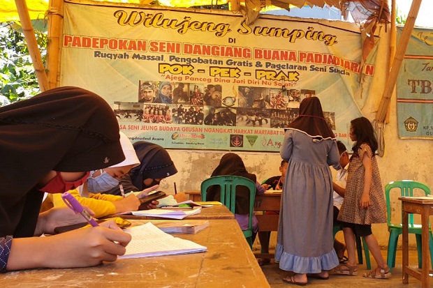 Ketua RW di KBB Berikan...