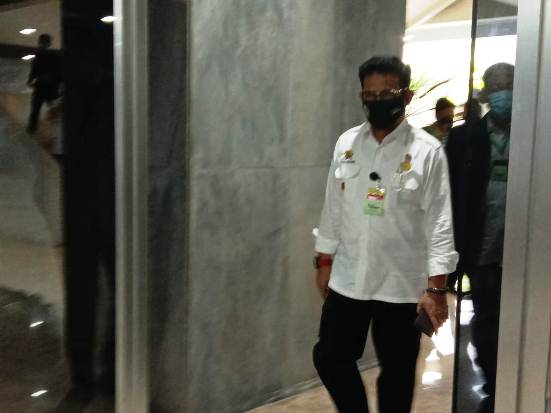 Pakai Kalung Corona,...