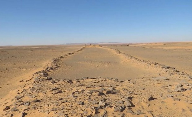 Struktur Batu Kuno Saudi...