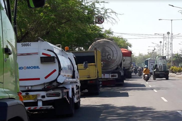 Warga Protes Truk Parkir...