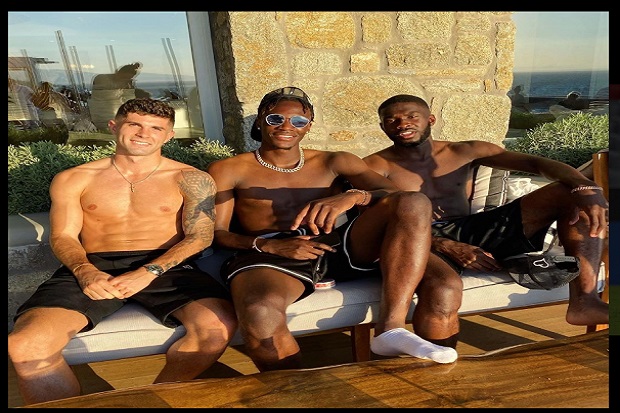 Usai Liburan di Mykonos,...